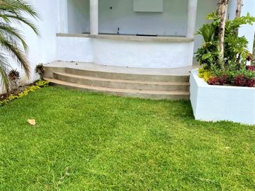 Hermosa una planta estilo moderno 5 rec 7 baños 2 autos alberca Zona Dorada