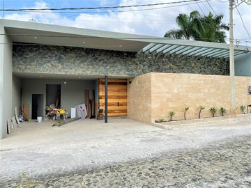 Hermosa una planta estilo moderno 5 rec 7 baños 2 autos alberca Zona Dorada