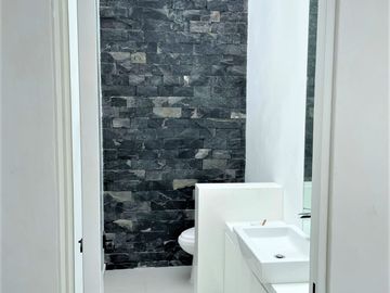 Hermosa una planta estilo moderno 5 rec 7 baños 2 autos alberca Zona Dorada