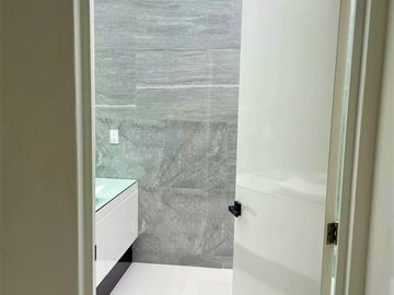 Hermosa una planta estilo moderno 5 rec 7 baños 2 autos alberca Zona Dorada