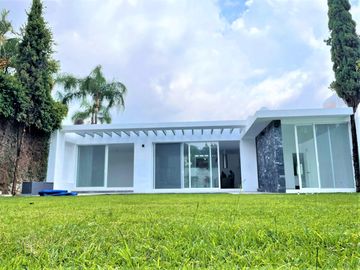Hermosa una planta estilo moderno 5 rec 7 baños 2 autos alberca Zona Dorada