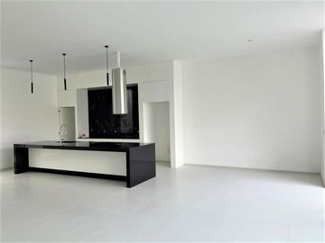 Hermosa una planta estilo moderno 5 rec 7 baños 2 autos alberca Zona Dorada