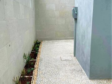 Hermosa una planta estilo moderno 5 rec 7 baños 2 autos alberca Zona Dorada
