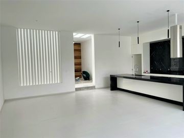 Hermosa una planta estilo moderno 5 rec 7 baños 2 autos alberca Zona Dorada