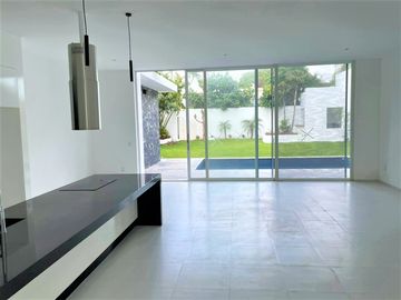 Hermosa una planta estilo moderno 5 rec 7 baños 2 autos alberca Zona Dorada