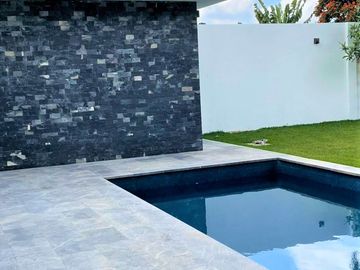 Hermosa una planta estilo moderno 5 rec 7 baños 2 autos alberca Zona Dorada