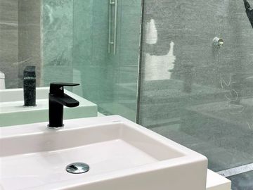 Hermosa una planta estilo moderno 5 rec 7 baños 2 autos alberca Zona Dorada