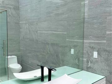Hermosa una planta estilo moderno 5 rec 7 baños 2 autos alberca Zona Dorada
