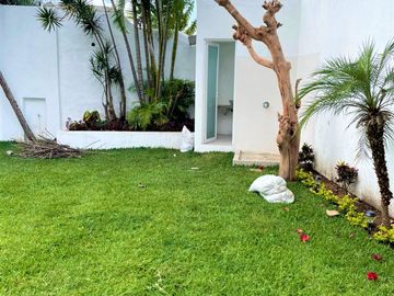 Hermosa una planta estilo moderno 5 rec 7 baños 2 autos alberca Zona Dorada
