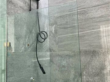 Hermosa una planta estilo moderno 5 rec 7 baños 2 autos alberca Zona Dorada