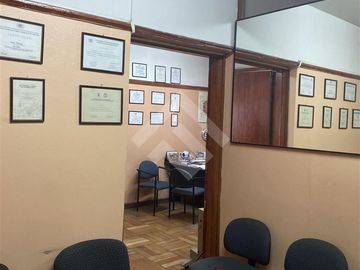 Venta oficina Santiago Estado Agustinas 2 privados un baño