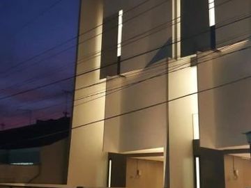Rumah Sutorejo Timur Brand New Model Minimalis 3 lantai, Furnish