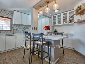 OPORTUNIDAD! BUEN TERRENO, ESTILO MEDITERRÁNEO. IDEAL PARA REMODELAR.
