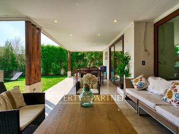 OPORTUNIDAD! BUEN TERRENO, ESTILO MEDITERRÁNEO. IDEAL PARA REMODELAR.