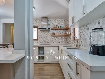 OPORTUNIDAD! BUEN TERRENO, ESTILO MEDITERRÁNEO. IDEAL PARA REMODELAR.