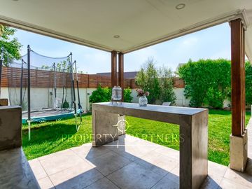 OPORTUNIDAD! BUEN TERRENO, ESTILO MEDITERRÁNEO. IDEAL PARA REMODELAR.