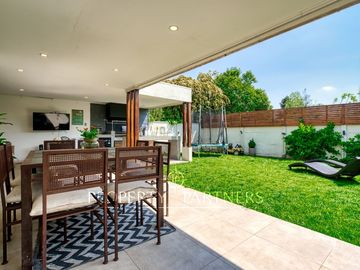 OPORTUNIDAD! BUEN TERRENO, ESTILO MEDITERRÁNEO. IDEAL PARA REMODELAR.