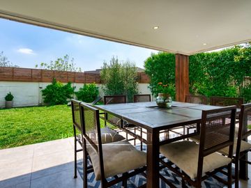 OPORTUNIDAD! BUEN TERRENO, ESTILO MEDITERRÁNEO. IDEAL PARA REMODELAR.
