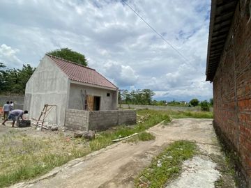 DIJUAL RUMAH CANTIK HARGA TERBAIK DI KOTA KLATEN. SHM+IMB SIAP BALIK NAMA...