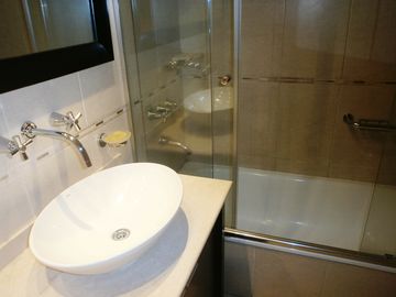 Moderno depto de 3 amb con amplio balcón y cochera fija cubierta.