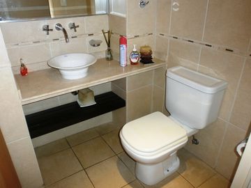 Moderno depto de 3 amb con amplio balcón y cochera fija cubierta.