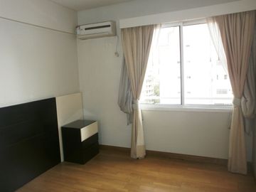 Moderno depto de 3 amb con amplio balcón y cochera fija cubierta.
