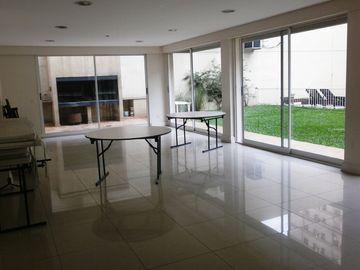Moderno depto de 3 amb con amplio balcón y cochera fija cubierta.
