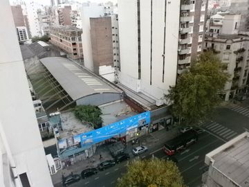 Moderno depto de 3 amb con amplio balcón y cochera fija cubierta.