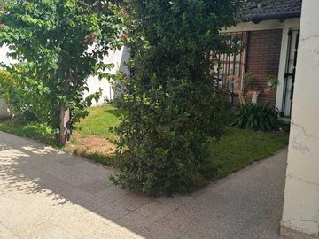 Casa de cuatro ambientes en venta en el palomar
