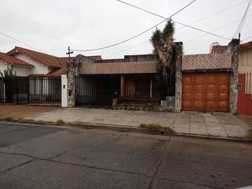 Casa de cuatro ambientes en venta en el palomar