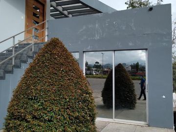 VENDO HERMOSA PROPIEDAD COMERCIAL EN CAYAMBE SOBRE LA PANAMERICANA NORTE