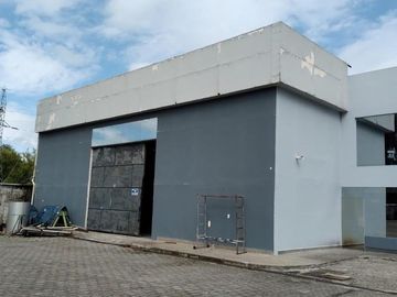 VENDO HERMOSA PROPIEDAD COMERCIAL EN CAYAMBE SOBRE LA PANAMERICANA NORTE