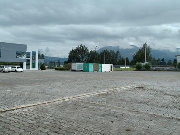 VENDO HERMOSA PROPIEDAD COMERCIAL EN CAYAMBE SOBRE LA PANAMERICANA NORTE