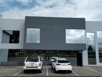 VENDO HERMOSA PROPIEDAD COMERCIAL EN CAYAMBE SOBRE LA PANAMERICANA NORTE