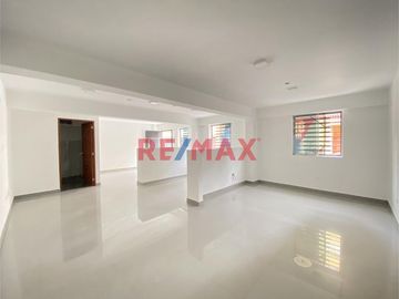 ¿Estás buscando un departamento funcional, que aplique tanto para vivienda como para oficina?
Te presentamos un hermoso DEPARTAMENTO DUPLEX en la cal