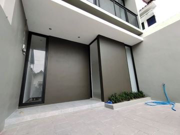 Dijual Rumah Baru Siap Huni 2 Lantai Lokasi di timur pasar gentan, jalan kaliurang km 10