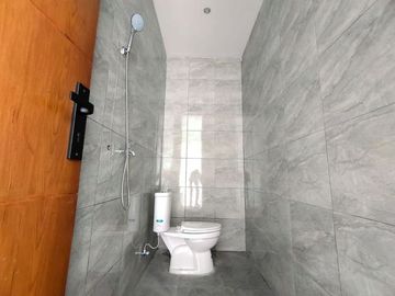 Dijual Rumah Baru Siap Huni 2 Lantai Lokasi di timur pasar gentan, jalan kaliurang km 10