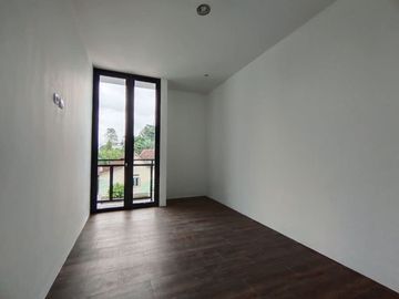 Dijual Rumah Baru Siap Huni 2 Lantai Lokasi di timur pasar gentan, jalan kaliurang km 10