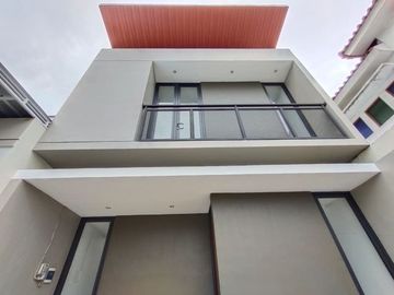 Dijual Rumah Baru Siap Huni 2 Lantai Lokasi di timur pasar gentan, jalan kaliurang km 10