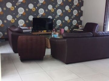 Rumah Tropical Minimalis Mewah di Graha Famili