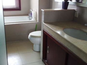 Rumah Tropical Minimalis Mewah di Graha Famili