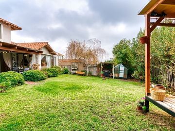 Venta de preciosa casa en Peñalolén, 5D 4B, Condominio Borde Andino