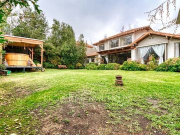 Venta de preciosa casa en Peñalolén, 5D 4B, Condominio Borde Andino