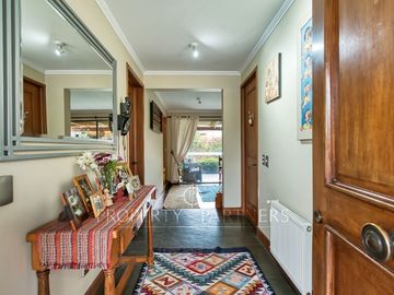 Venta de preciosa casa en Peñalolén, 5D 4B, Condominio Borde Andino