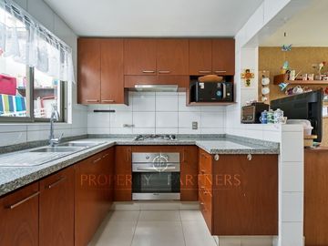 Venta de preciosa casa en Peñalolén, 5D 4B, Condominio Borde Andino
