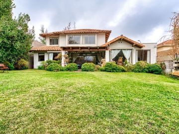 Venta de preciosa casa en Peñalolén, 5D 4B, Condominio Borde Andino