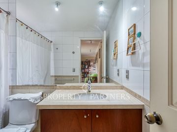 Venta de preciosa casa en Peñalolén, 5D 4B, Condominio Borde Andino