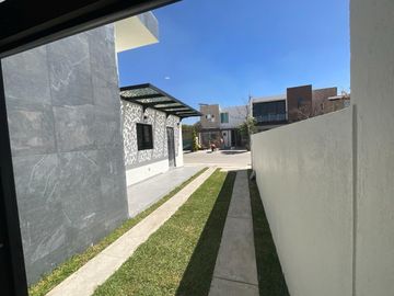 Preciosa casa en venta, nueva de una planta en Mayorazgo Residencial, excelentes acabados.