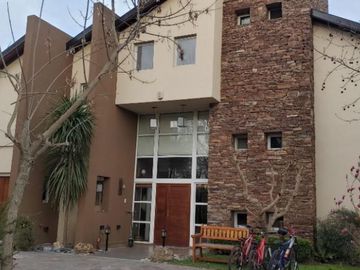 Excelente Casa 7 Amb. En Venta - Barrio Campos De Alvarez, Francisco Alvarez
