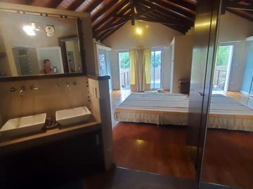 Excelente Casa 7 Amb. En Venta - Barrio Campos De Alvarez, Francisco Alvarez
